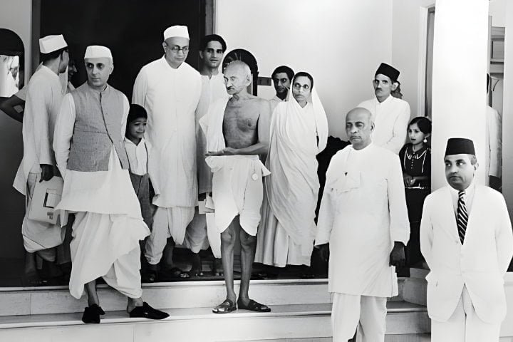 Gandhi, Jawaharlal Nehru, and Vallashai Patel, with other prominent nationalist leaders